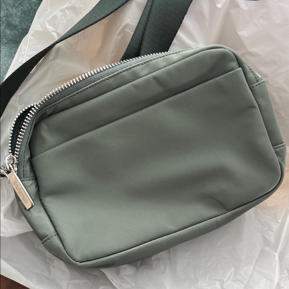 Lululemon 2L everywhere crossbody - Picture 3 of 6